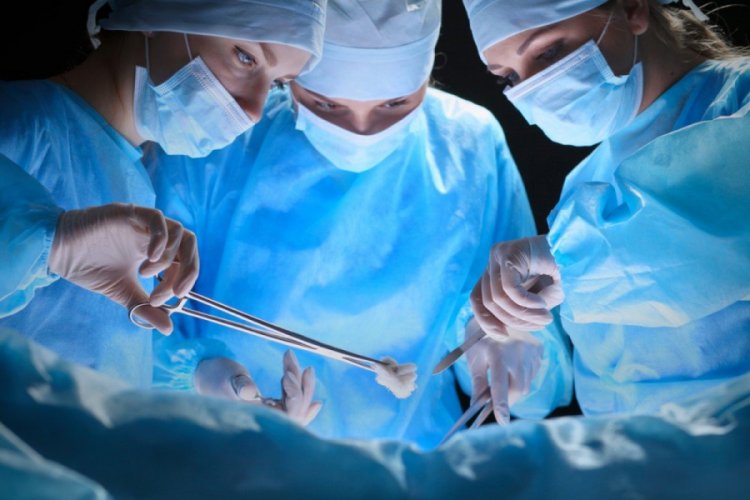 Depreme ameliyat yaparken yakalandılar