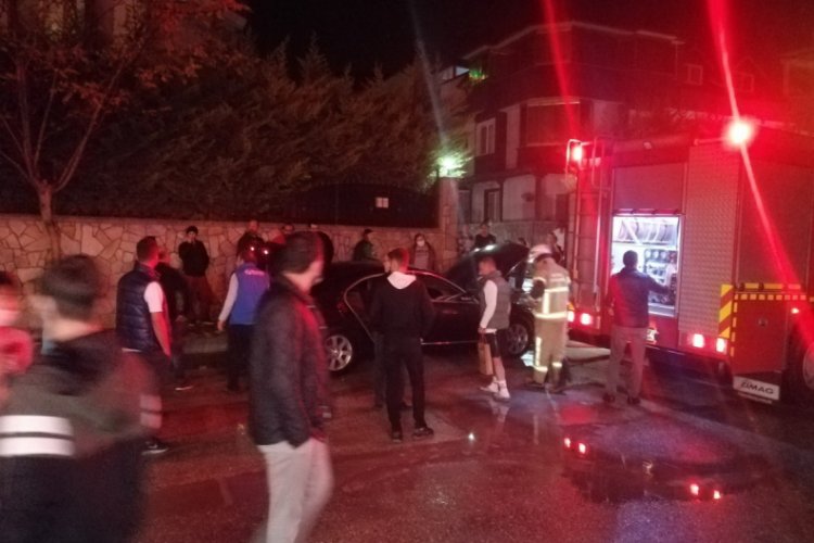Bursa'da park halindeki otomobil alev aldı