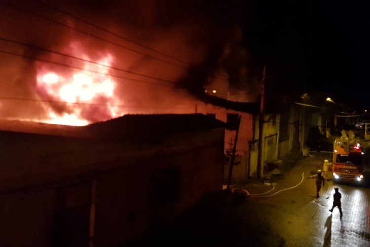 Balıkesir'de kauçuk fabrikasında yangın çıktı