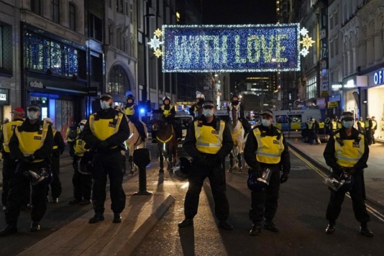 İngiltere'de karantina protestosunda 104 kişi gözaltına alındı