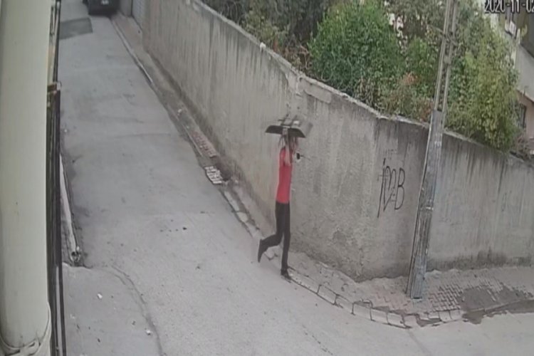 Çaldığı televizyonu başının üstünde taşıdı