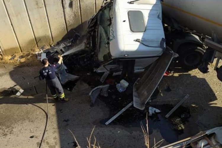 Tanker köprüden hafif ticari aracın üzerine düştü