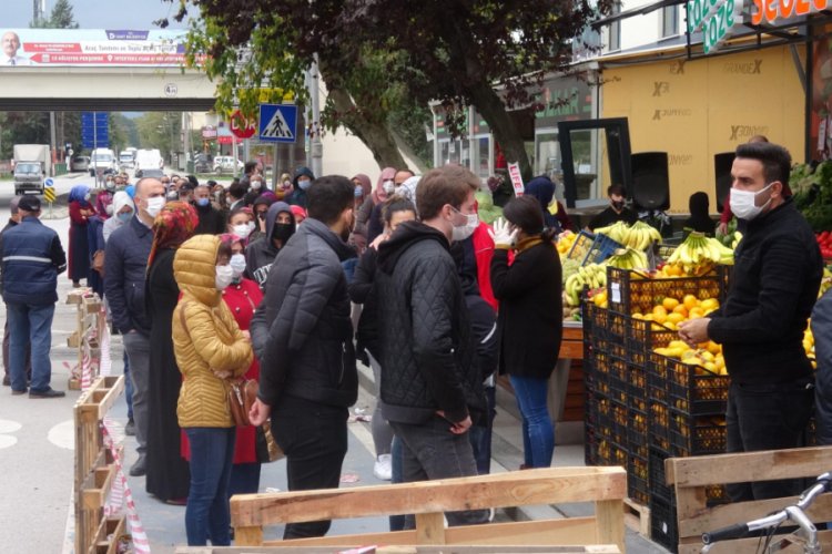 Markette indirim yapılınca koronavirüs tedbirleri unutuldu