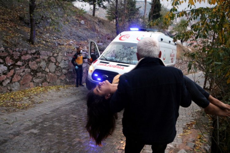 Evlerinin yandığını gören genç kız, baygınlık geçirdi