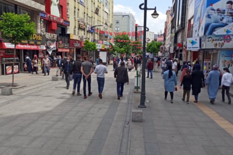 Karabük'te kentin en işlek caddesinde sigara içmek yasaklandı
