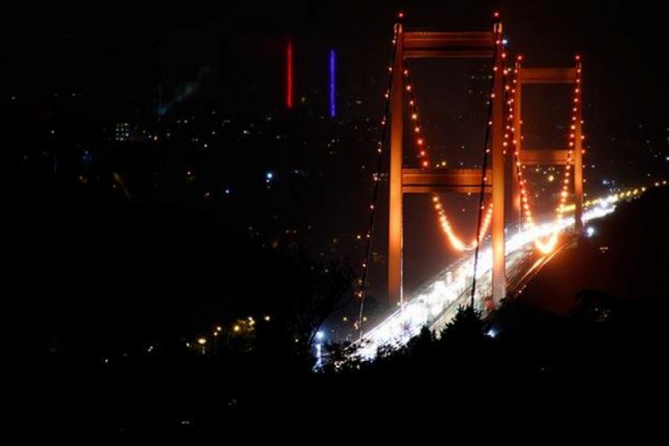 Fatih Sultan Mehmet Köprüsü turuncu renge büründü