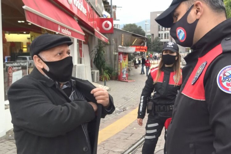 Bursa'da yasak saati dışarı çıktı, polis konuşmasıyla herkesi şaşırttı