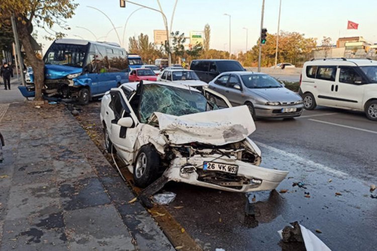Başkentte dolmuş ile otomobil çarpıştı: 4 yaralı