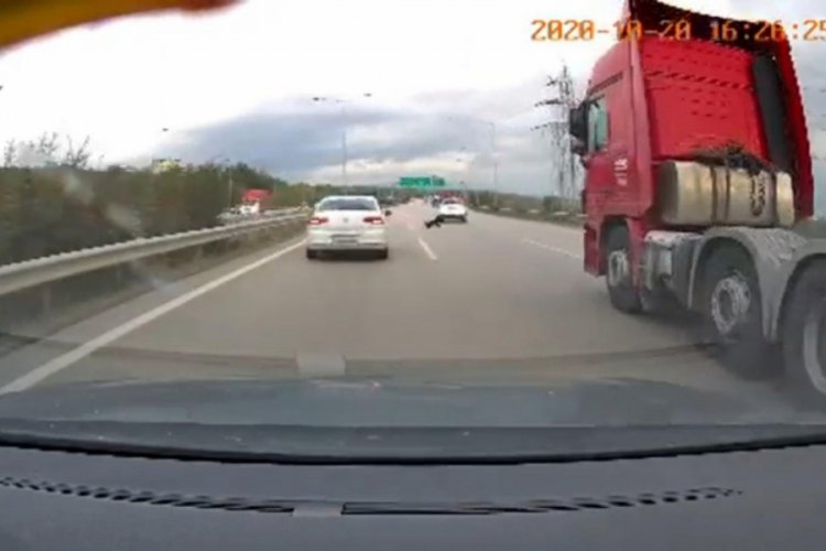 Bursa'da otobanda faciadan kıl payı kurtuldular!