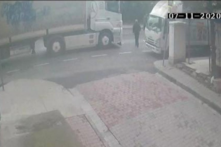 TIR yaşlı adamı altına alıp sürükledi