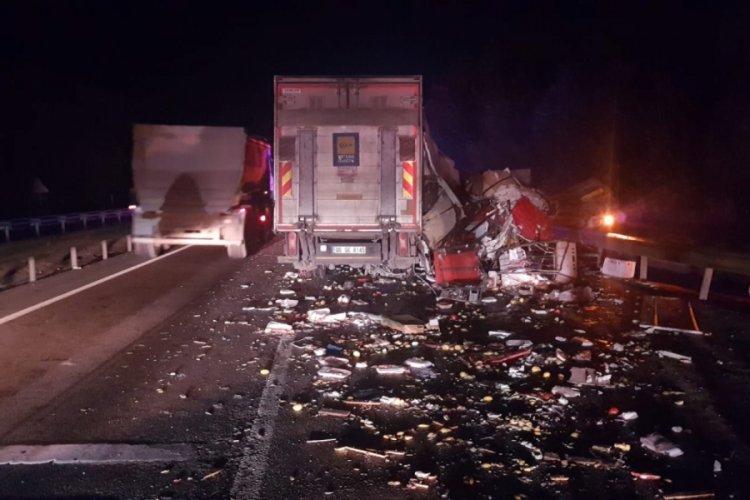 Bozulan tırı tamir eden sürücüye kamyonet çarptı: 1 ölü, 1 yaralı