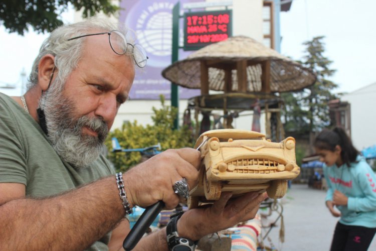 Bursalı usta, odunları çakıyla otomobile çeviriyor