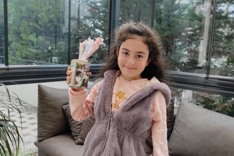 Bursalı Belinay, kumbarasını Ayda ile Elif'e gönderdi