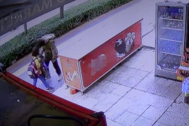 Tepki çeken görüntü! Yüzüne hapşırıp yoluna devam etti
