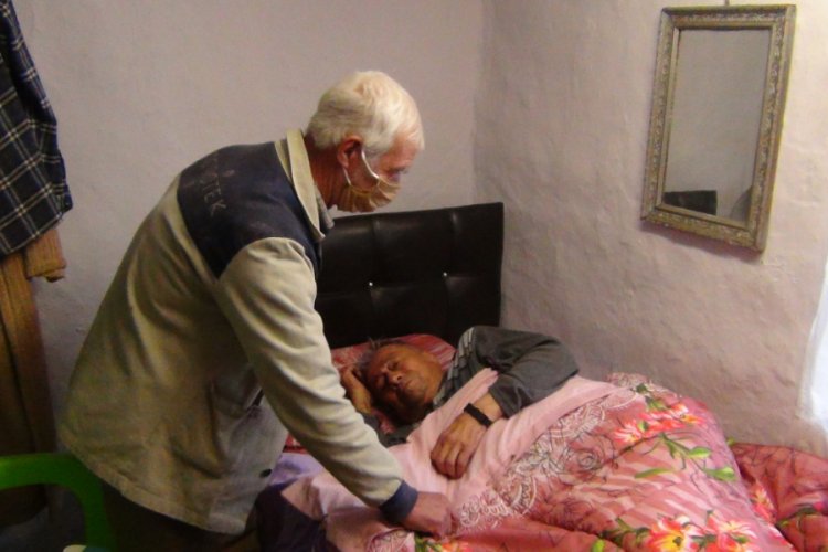 Bursa'da 80 yaşındaki kimsesiz adam aylardır yatağa mahkum yaşıyor