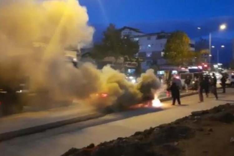 Seyir halindeki taksi alev alev yandı
