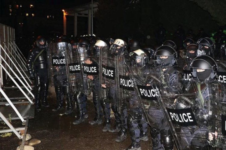 Gürcistan'da Merkez Seçim Komisyonu binasını kuşatan protestoculara müdahale