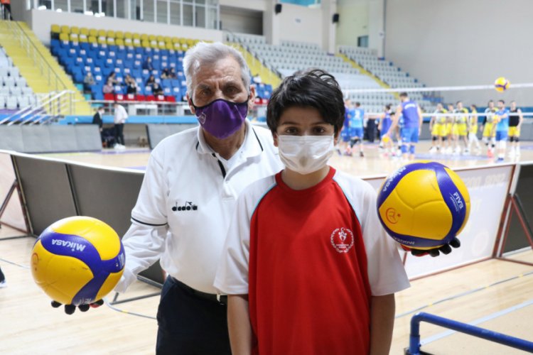 Yarım asırdır spor takımlarında malzemecilik yapıyor