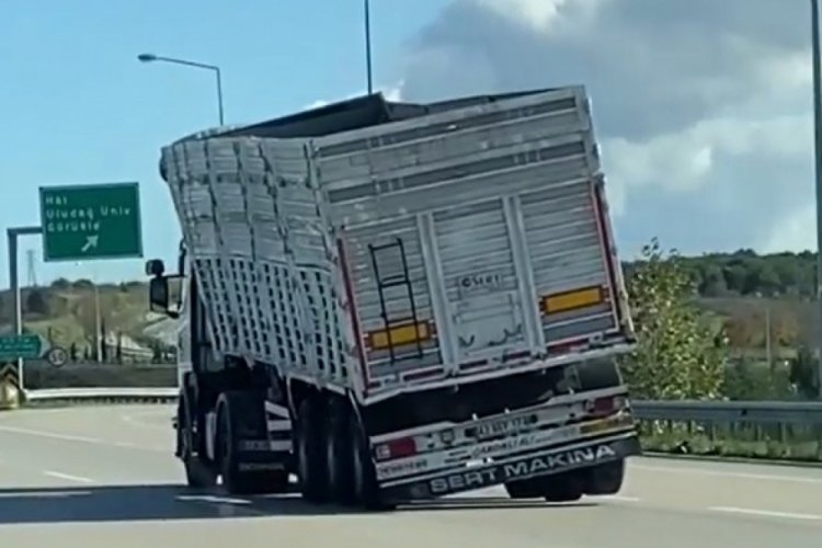 Bursa'da dorsesi yan yatmış TIR'ın tehlikeli yolculuğu kamerada
