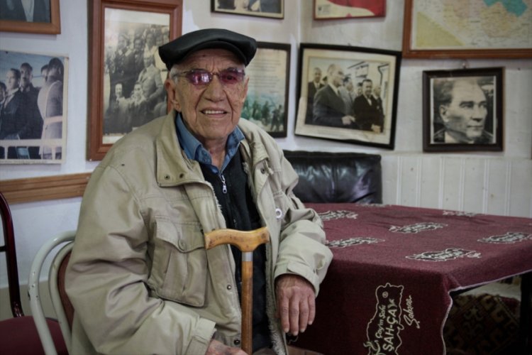 Bursa'da Atatürk posterleriyle donatılan kahvehanede saatler her zaman 9'u 5 geçiyor