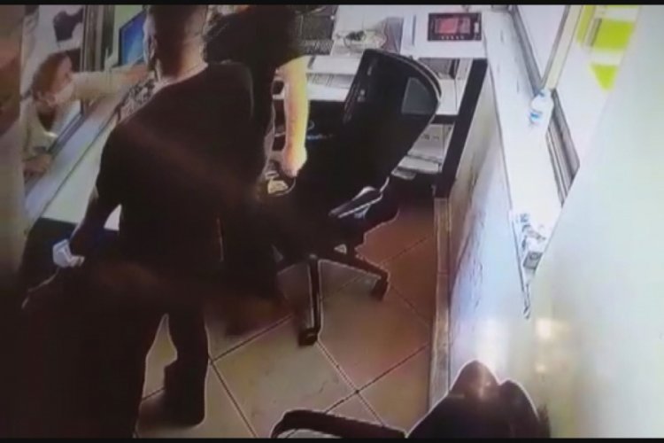 Kargo paketi kapısına çıkartılmayan kadın olay çıkardı