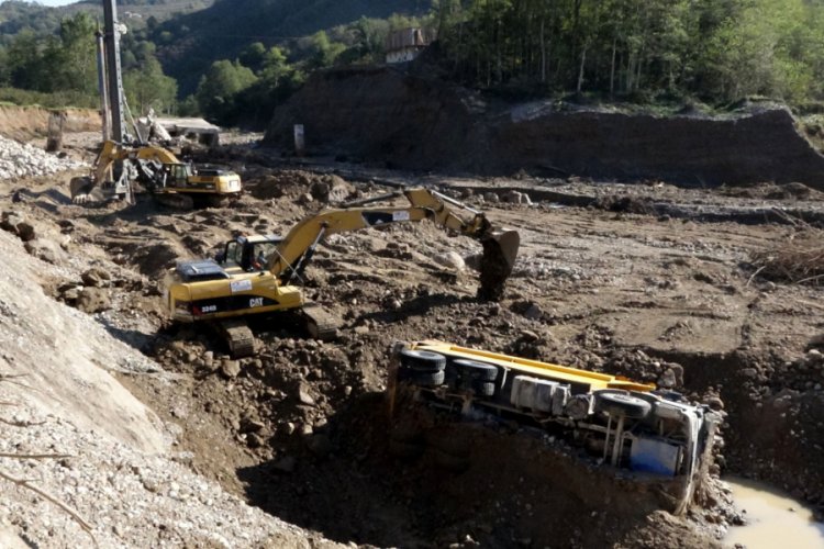 Giresun'da selde sürüklenen kamyon ve iş makinesi çıkarılıyor
