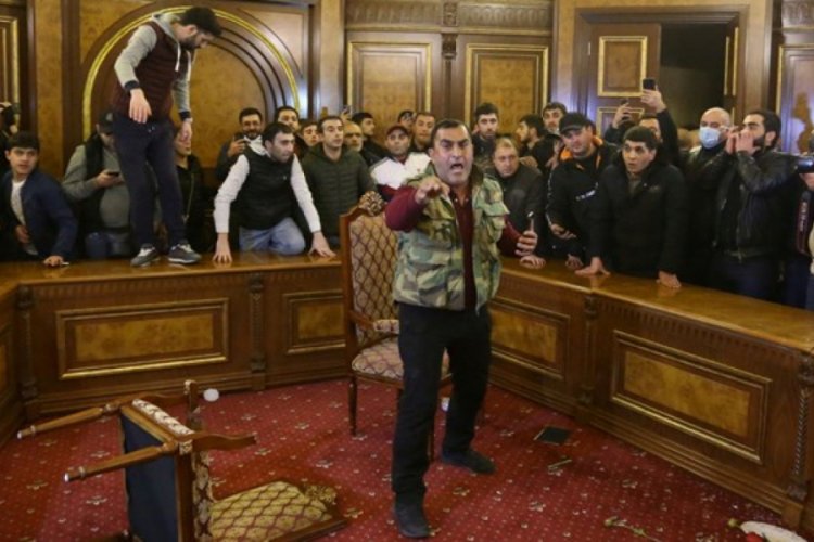 Ermenistan'da Paşinyan protestoları! Hükümet binasına girdiler