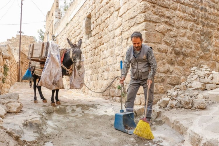 Mardin'in bütün çöpü onların sırtında