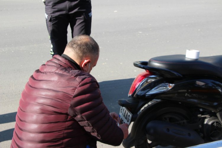 Polisleri görünce plakasını taktı, cezadan kurtulamadı