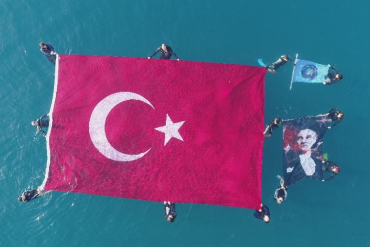 Antalya'da öğrenciler Ata'yı denizde açtıkları 54 metrekarelik bayrakla andı