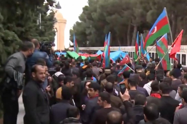 Azerbaycanlılar Bakü Şehitler Hiyabanı'na akın etti
