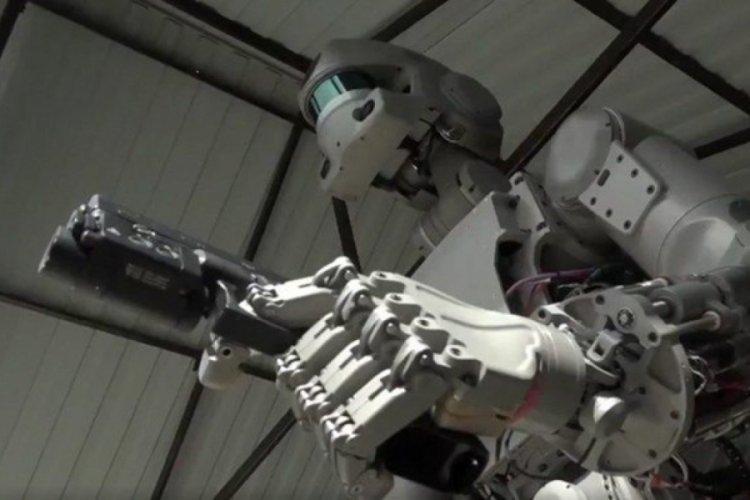 İngiltere Savunma Bakanı: 2030'larda Robot askerler geliyor