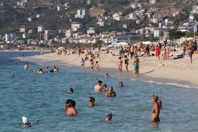 Antalya'da deniz keyfi devam ediyor