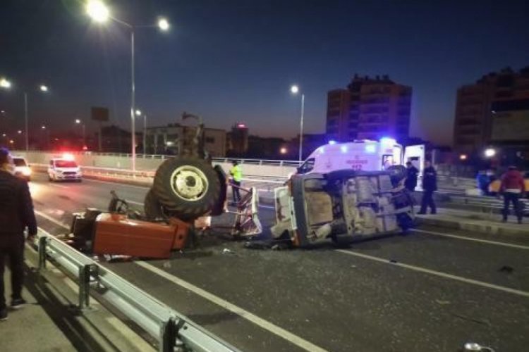 Otomobilin arkadan çarptığı traktör devrildi: 2 yaralı