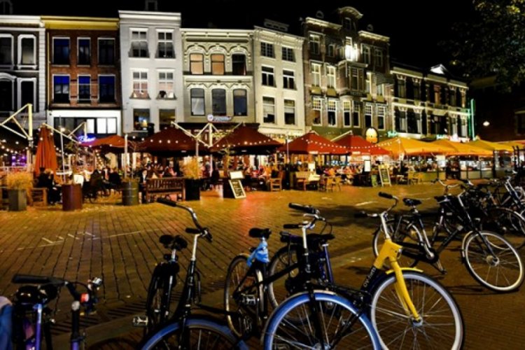 Hollanda'da vaka sayısı bir haftada yüzde 32 düştü