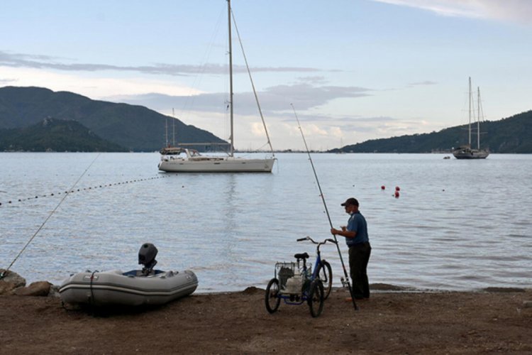 Marmaris plajlarından turistler çekildi, yerini olta balıkçıları aldı