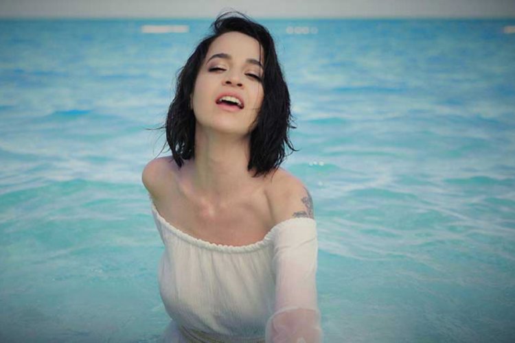 Zeynep Doruk 'Her Şey Aşktan' şarkısını kliplendirdi