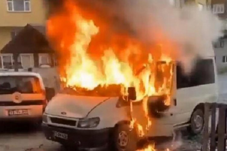 Park halindeki minibüs alev alev yandı