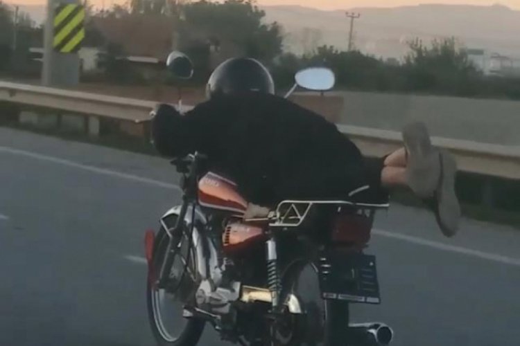Bursa'da plakasını söktüğü motosikleti yüzüstü yatarak kullandı