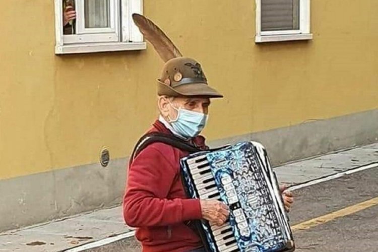 81 yaşındaki adam, Kovid-19 tedavisi gören eşinin penceresinin altında serenat yaptı