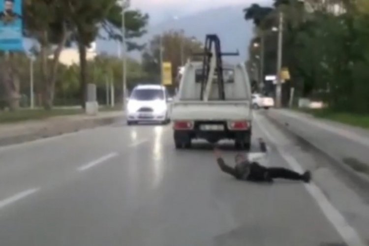 Bursa'da kamyonetin arkasına takılan genç böyle düştü!