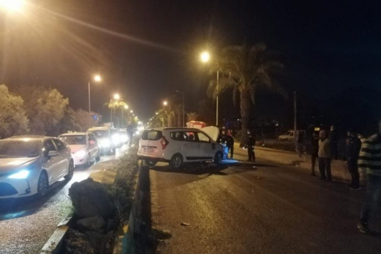 Muğla'da refüje çarpan otomobildeki 4 kişi yaralandı