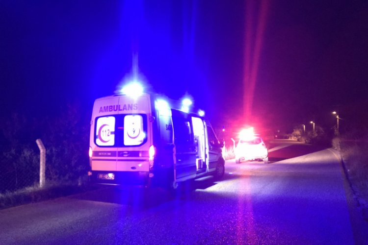 Yolda yürüyen vatandaşlara otomobil çarptı