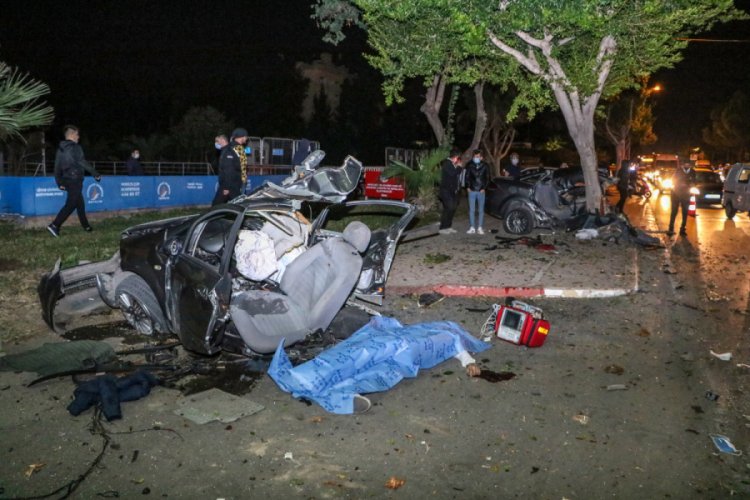 Ortadan ikiye bölünen araçta can verdi