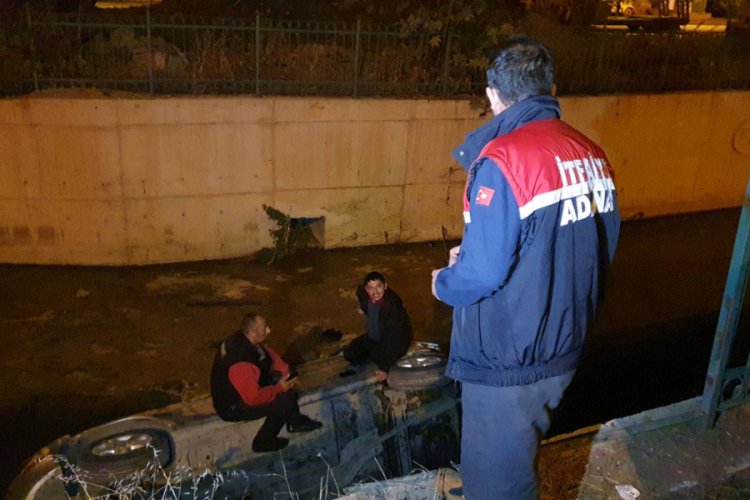 Kanala uçtukları aracın üzerinde yardım beklediler