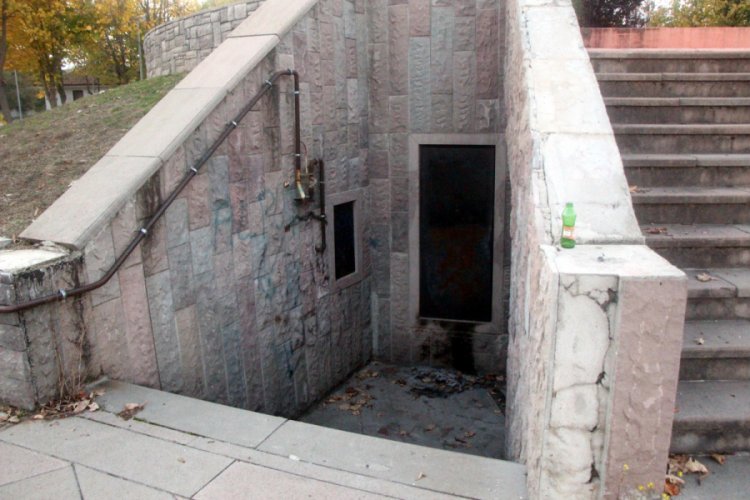 12 Kasım Deprem Anıtı'nın içler acısı hali
