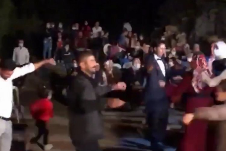 Maske ve mesafenin unutulduğu düğün görüntüleri tepki çekti