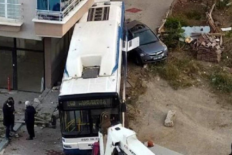 Freni boşalan belediye otobüsü apartmana çarptı