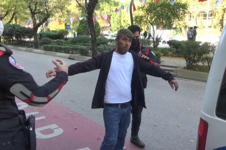 Maske takmayı reddeden şahıs polise direnince gözaltına alındı