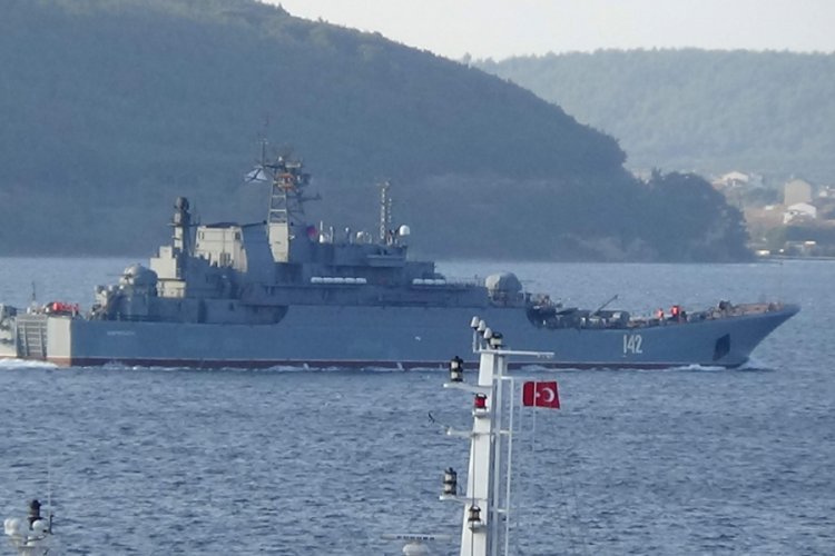 Rus savaş gemisi 'Novocherkassk', Çanakkale Boğazı'ndan geçti